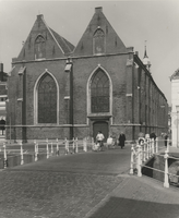 F000461 De Broederkerk aan de Burgwalzijde, op de voorgrond de Broederbrug, de straat rechts van de kerk is de Broederstraat.