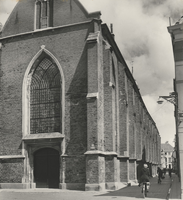 F000462 De Broederkerk met de ingang aan de Burgwal, rechts de Broederstraat.