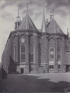 F000463 De Broederkerk aan de Botermarktzijde, aan de linkerzijde van de kerk, boven het deurtje ligt de Lemkerzaal, ...