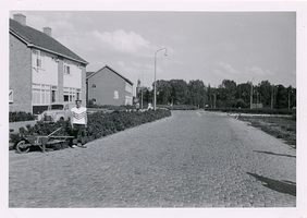 F009299 Uniforme werkkleding van de Plantsoendienst in 1959. Op de achtergrond twee woningen aan de Rondweg en ...