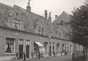 F000508 Huisjes op de binnenplaats van het Gast- en Proveniershuis aan de Burgwal, deze zijn gesloopt in 1956 voor de ...