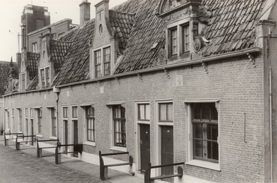 F000509 Huisjes op de binnenplaats van het Gast- en Proveniershuis aan de Burgwalzijde, nog net een beetje zichtbaar ...