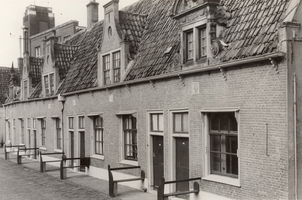 F000509 Huisjes op de binnenplaats van het Gast- en Proveniershuis aan de Burgwalzijde, nog net een beetje zichtbaar ...