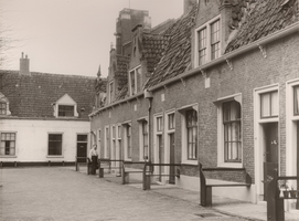 F000510 Huisjes met één van de bewoners op de binnenplaats van het Gast- en Proveniershuis aan de Burgwalzijde, nog net ...