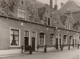 F000512 Huisjes op de binnenplaats van het Gast- en Proveniershuis aan de Burgwal, deze zijn gesloopt in 1956 voor de ...