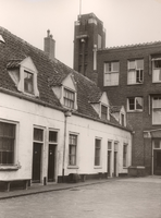 F000513 Huisjes op de binnenplaats van het Gast- en Proveniershuis aan de Burgwalzijde, het gebouw achter de huisjes is ...