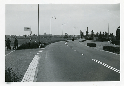 F009303 Er is een nieuwe wegmarkering aangebracht op de IJsseldijk ter hoogte van de afslag Kamper Nieuwstad en Elburg ...
