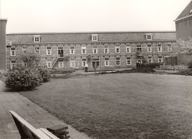 F000516 Binnenplaats van het Gast- en Proveniershuis met hoofdgebouw aan de Bovennieuwstraat, gebouwd in 1895.