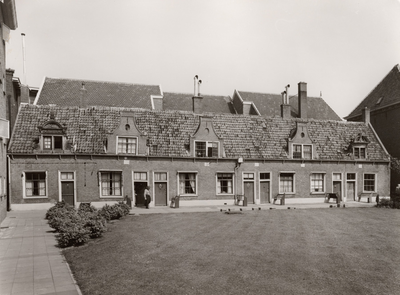 F000518 Huisjes aan de binnenplaats van het Gast- en Proveniershuis.
