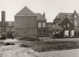 F000521 Hoofdgebouw van de Gast- en Proveniershuizen aan de Bovennieuwstraat in sept. 1971 na de verwijdering van de ...