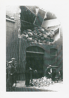 F009333 Prinsenstraat 10, verwoeste pui door overbelasting van binnenuit, tussen 1930 - 1935 Maalderij Rooms.
