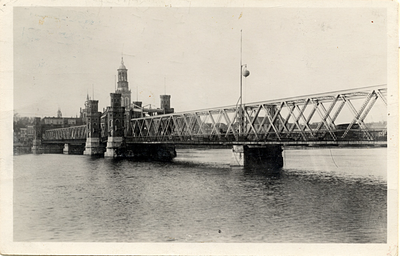 F000534 De IJsselbrug gebouwd in 1872, op de achtergrond de Nieuwe Toren.