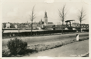 F000535 Zicht op de stad met de eerste ijzeren ophaalbrug uit 1872-1873, bij het afgaan van de brug aan de stadszijde ...