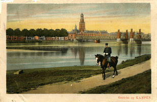F000536 Zicht op Kampen rond 1920, links van de brug de bomen op de IJsselkade, rechts daarvan de kleine Schepentoren ...