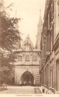 F000623 De Cellebroedersweg met zicht op de Cellebroederspoort, één van de drie middeleeuwse poorten die zijn behouden.