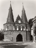 F000630 De Cellebroederspoort aan de stadzijde (1465), één van de drie middeleeuwse poorten die in de loop der eeuwen ...