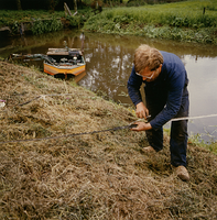 F011796 IJsselmuiden, de wallen van de sloten in de Mastenbroekerpolder worden zorgvuldig nagekeken.