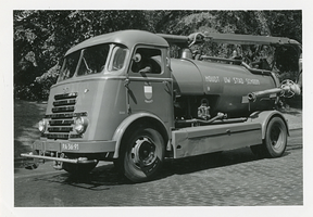 F006129 Het schoonmaken van de straten wordt gedaan door de kolkenzuiger, die tevens als sproeiwagen inzetbaar is, van ...