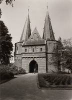 F000644 De Cellebroederspoort aan de plantsoenzijde, rechts van de doorgang het bronzen beeld De Paljas van de ...