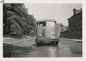 F006133 De voorzijde van de kolkenzuiger van de Plantsoen- en reinigingsdienst der gemeente Kampen.