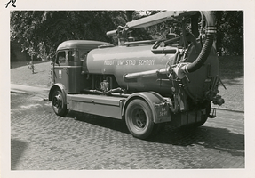 F006135 Het schoonmaken van de straten wordt gedaan door de kolkenzuiger van de Plantsoen- en reinigingsdienst der ...