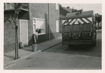 F009300 Uniforme werkkleding in 1959, Het valt bijzonder goed op, evenals de vuilniswagen van de vuilnis ophaaldienst.