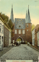 F000661 De Broederweg met zicht op Broederpoort, deze kaart is van voor de bouw van de Nieuwe Kerk (rechts op de hoek) ...
