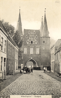 F000662 De Broederweg met zicht op Broederpoort, deze kaart is van voor de bouw van de Nieuwe Kerk (rechts op de hoek) ...