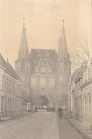 F000663 De Broederweg met zicht op Broederpoort, deze kaart is van voor de bouw van de Nieuwe Kerk (rechts op de hoek) ...