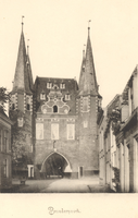 F000664 De Broederweg met zicht op Broederpoort, deze kaart is van voor de bouw van de Nieuwe Kerk (rechts op de hoek) ...