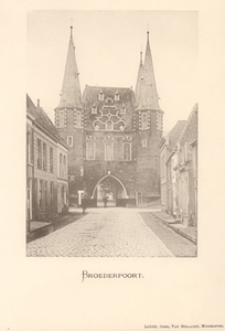 F000665 De Broederweg met zicht op Broederpoort, deze kaart is van voor de bouw van de Nieuwe Kerk (rechts op de hoek) ...