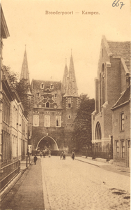 F000667 Broederweg met zicht op de Broederpoort, aan de rechterzijde de Nieuwe Kerk, gebouwd in 1912.