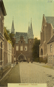 F000668 Broederweg met zicht op de Broederpoort, aan de rechterzijde de Nieuwe Kerk, gebouwd in 1912.