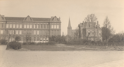 F000768 Het Gemeentelijk Lyceum aan het Engelenbergplantsoen nr. 5, rechts de Villa Mary, gebouwd in 1892 in opdracht ...