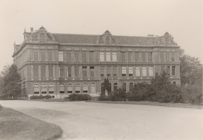 F000771 De Hogere Burger School (H.B.S.) en Gymnasium aan het Engelenbergplantsoen nr. 5, voor het gebouw het plantsoen ...