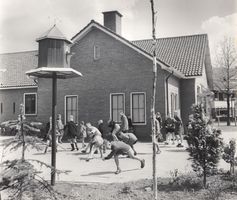 F000778 Spelende kinderen op de speelplaats van de Engelenbergschool, gebouwd op de plek waar van 1913 tot 1934 het ...