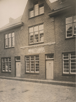 F000832 Drie bejaardenwoningen in de Groenestraat, gebouwd in opdracht van het Burgerlijk Armbestuur.