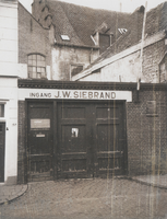 F000844-2 Ingang van distilleerderij J.W. Siebrand in de Groenestraat.