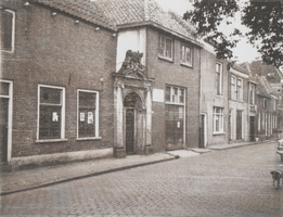 F000844-3 Linneweverspoort en de distilleerderij van J.W. Siebrand in de Groenestraat.