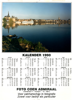 F013433 Kalender 1990. Zicht over de IJssel op de Kade van Kampen, v.l.n.r. de Boven- of St. Nicolaaskerk, de ...