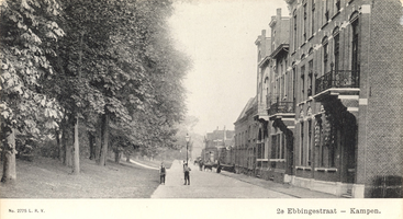 F000652 De 2e Ebbingestraat ter hoogte van nummer 6, de bomen links vormen de grens van het stads plantsoen.