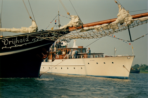 F011698 De driemaster de Vrijheid passeert hier de Piet Hein, het voormalig Koninklijk Jacht Piet Hein , het schip was ...