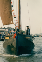 F011692 Een oud zeilschip ter hoogte van het v. Heutzplein met de bemanning in klederdracht.