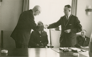 F011653 IJsselmuiden, de Koningklijke onderscheiding aan de hr. H.J. Held wordt door burgemeester L.A. Verburg opgespeld.