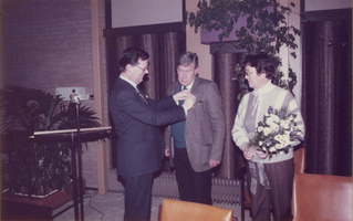 F011656 Uitreiking van een Koningklijke onderscheiding aan de hr. F.J. Draaijer (met echtgenote) door burgemeester E. ...
