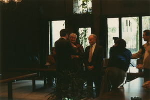 F011643 De uitreiking van een Koningklijke onderscheiding aan mw. K. Rotstein - v.d. Brink (Kleusien uut Zalk) door ...