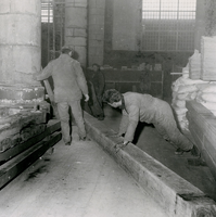 F010995 Tijdens de restauratie in de Broederkerk zijn er balken met een inscriptie gevonden.