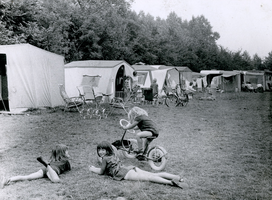 F010998 Spelende kinderen voor de tenten op Camping Seveningen.