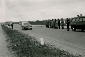 F011002 Defilé bij de opening van de Flevoweg, de weg werd op 2 april 1957 in gebruik genomen, maar is op 3 mei 1957 ...