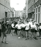 F011001 Sportieve lopers aan het begin van de Hofstraat.